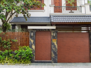 So sánh cửa kéo và cửa cuốn: Nên chọn loại nào cho nhà phố và cửa hàng?