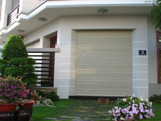 Xu hướng sử dụng cửa kéo và cửa cuốn hiện đại trong nhà phố và cửa hàng năm 2026